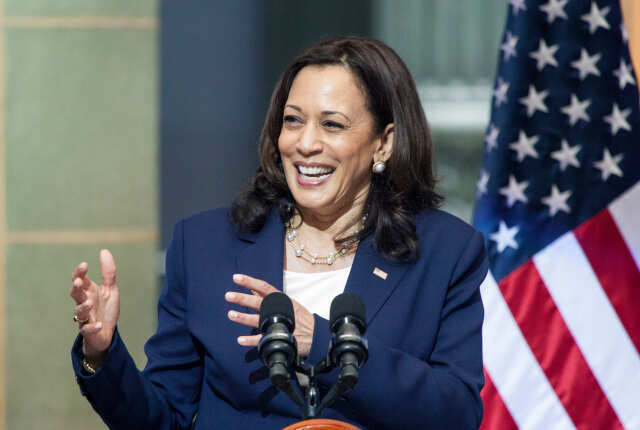 VIRAL MOVEMENT: Kamala Harris Cluelessly Claps To Puerto Rican Song ...